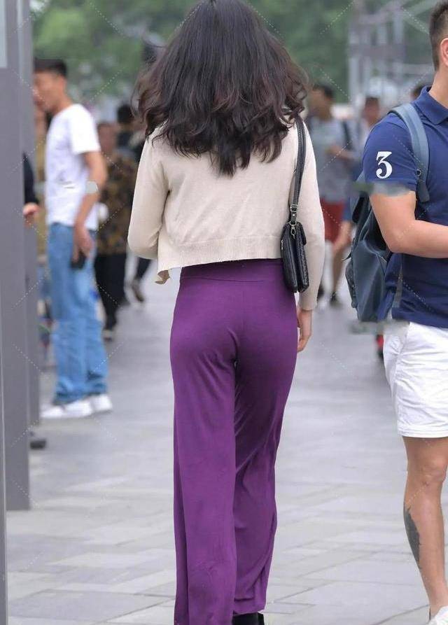 丝袜|粉色丝绒紧身裙，简约美丽，充满女性魅力