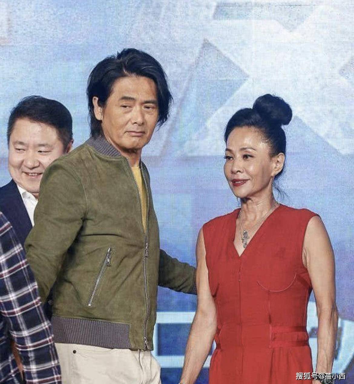 方面|周润发老婆陈荟莲终于不梳“道姑头”了，穿酒红色连衣裙气质优雅
