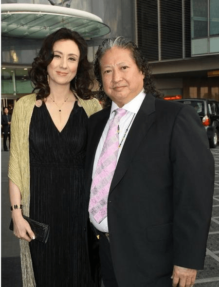 体态|洪金宝眼光真毒，56岁老婆穿黄金裙好贵气，1米7站他身边还高一截