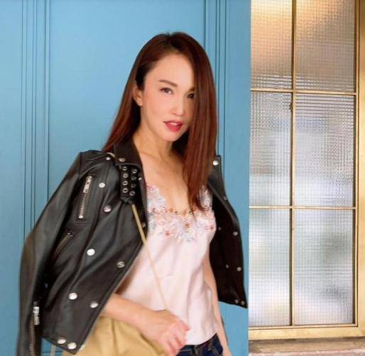 小白|范文芳真的已经五十岁了吗？扎小辫子搭配小白裙，依旧少女感满满