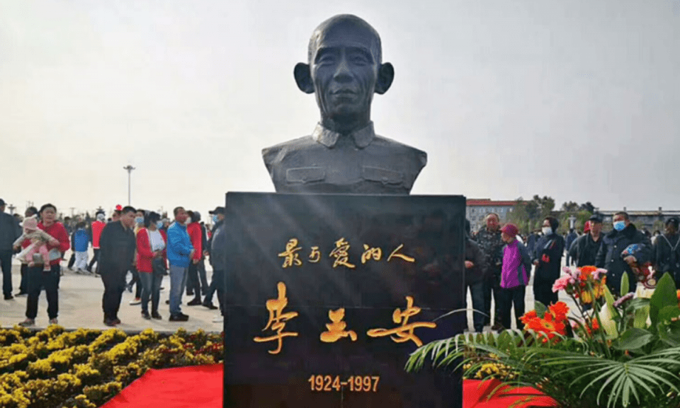 图 | 李玉安雕像在他的遗言中有这样的一段话:"家乡还有3条路没有修好