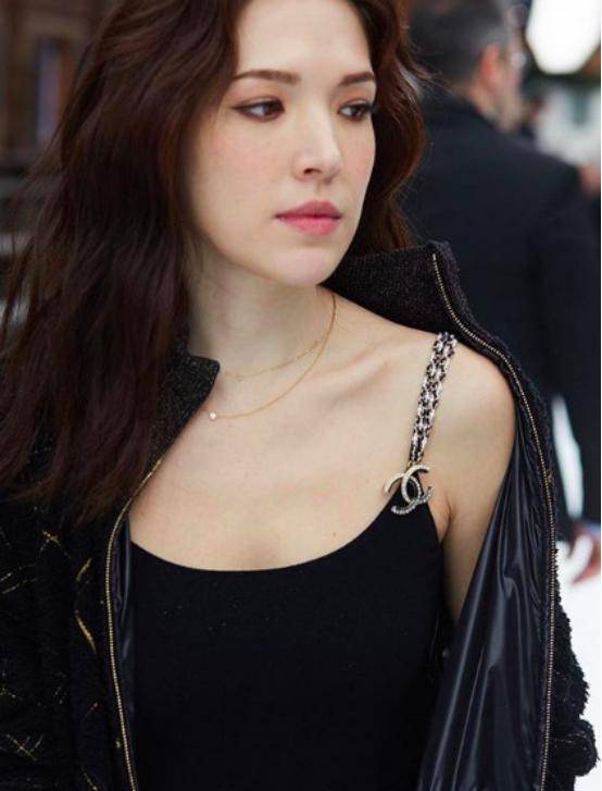 黑色|许玮甯原来这么大胆，穿条背带就敢出门，显得皮肤真白