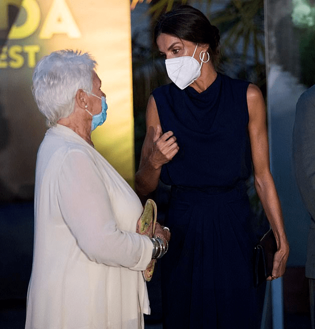细节|?莱后祖母去世后首次营业！穿褶皱蓝裙秀肌肉，强忍悲痛瞬间显老了