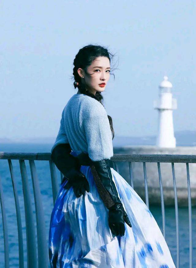 蓝色|李沁身穿蓝色毛衣搭配扎染印花长裙，双马尾鱼骨辩灵动俏皮。