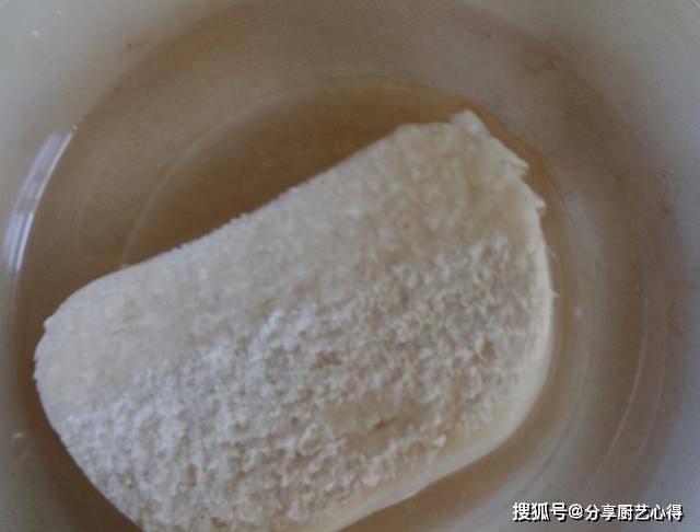 下锅|炸馒头片，别裹鸡蛋液了，教你1招技巧，馒头片外酥里嫩，不吸油