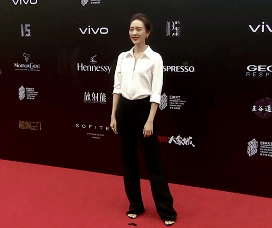影后|影展红毯争艳：周冬雨裸色裙露背，童谣白衬衫朴素，姚晨深V真空