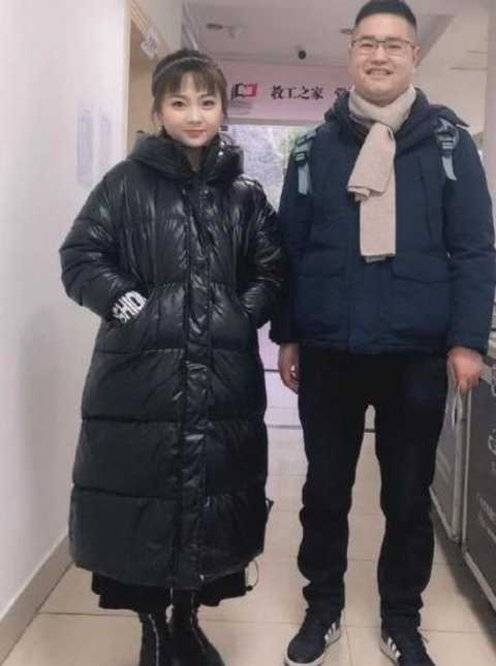 身材|22岁林妙可晒古风写真，撑伞吹笛婉约清丽，无修图旗袍装暴露真实身材