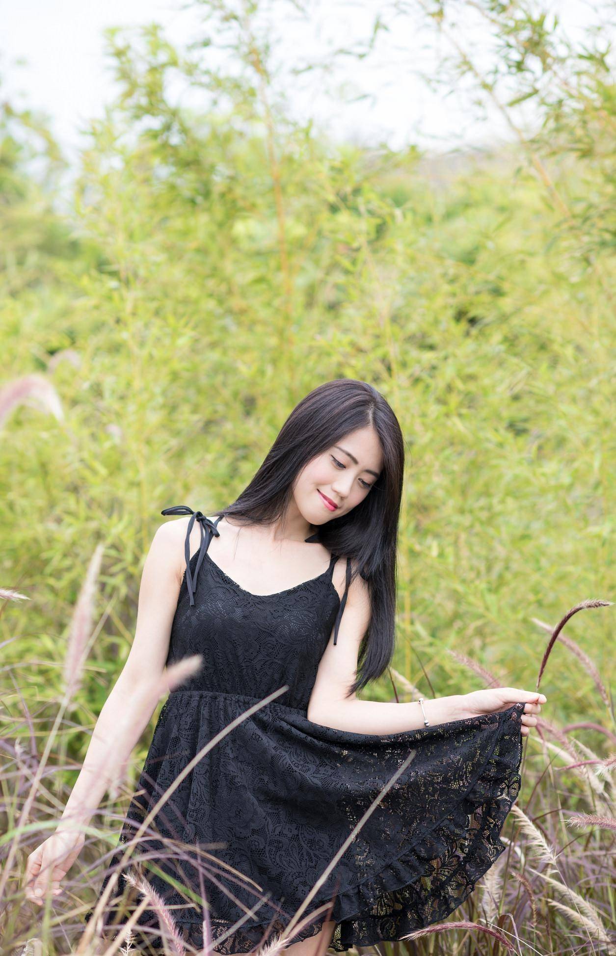 小舞|精致之美，黑色蕾丝吊带连衣裙，散发出时尚韵味，让人难以拒绝