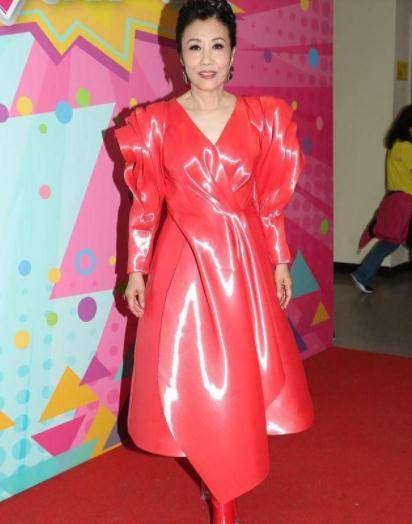 颜色|汪明荃穿荧光绿西装亮相，奶奶辈年纪仍状态满分，不愧是TVB一姐