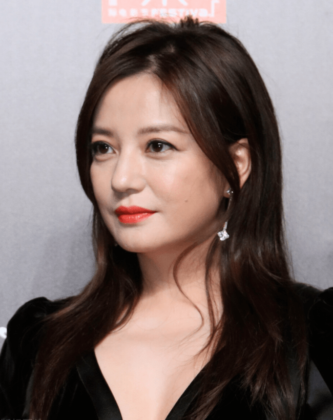 赵薇|赵薇可真会打扮,穿黑色连衣裙成熟优雅,45岁也没“阿姨味”