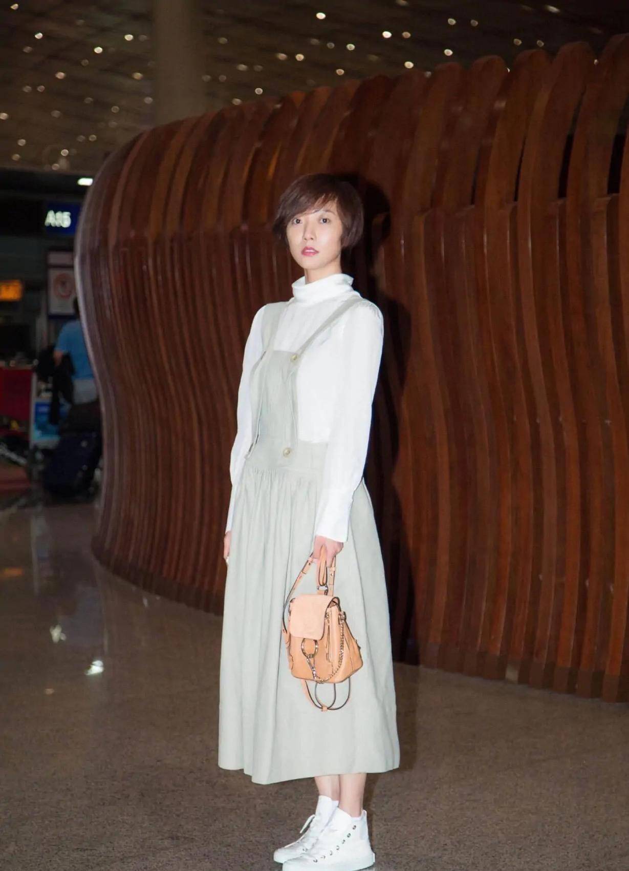 高领衫|王珞丹真会玩，别人穿背带裙搭T恤走减龄风，她搭高领衣气质满满