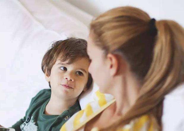 家长|刚出生的妹妹,哥哥一亲近就莫名哭泣,妈妈打开襁褓脸都变了