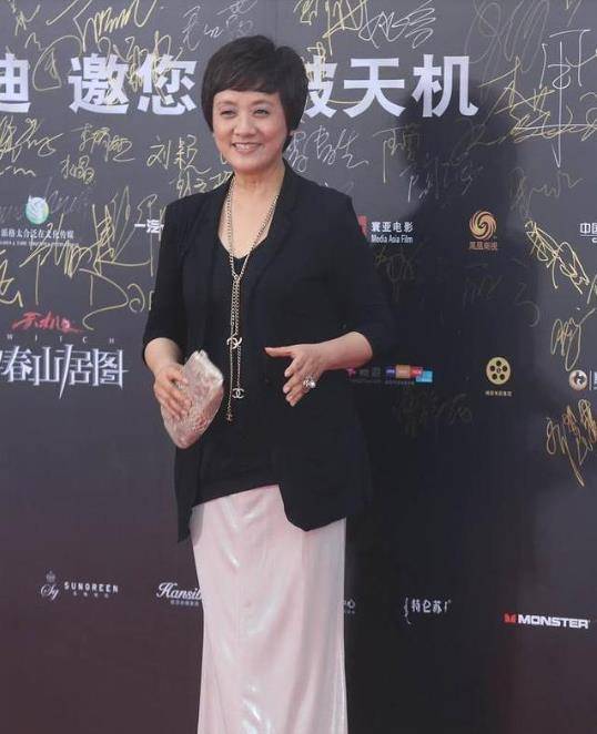 黑色|张国立携邓婕出席活动，两人都年过六旬，却还一头乌发容光焕发