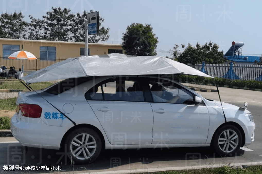 吊带|不想练就回去！广西女生穿搭清凉学车被吐槽，女生：我们故意的