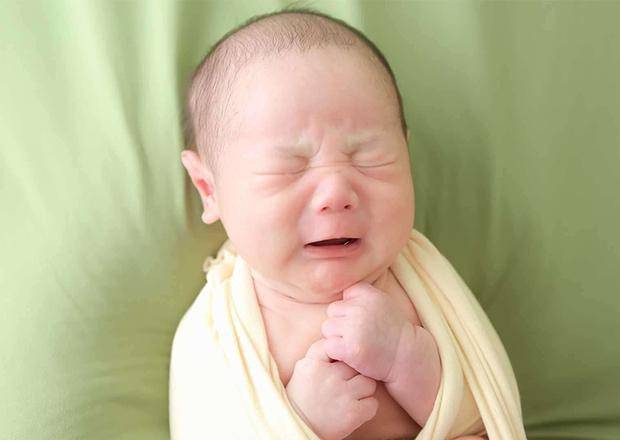 家长|刚出生的妹妹,哥哥一亲近就莫名哭泣,妈妈打开襁褓脸都变了