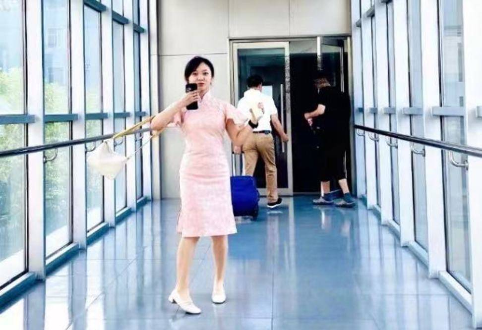 身材|22岁林妙可晒古风写真，撑伞吹笛婉约清丽，无修图旗袍装暴露真实身材