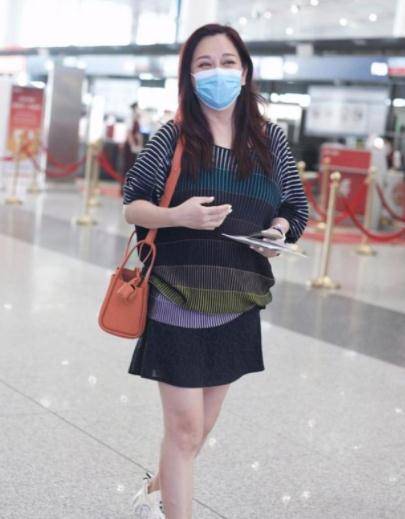 视觉|陈松伶人到中年反而变瘦，穿短裙秀出“筷子腿”，让多少女生羡慕