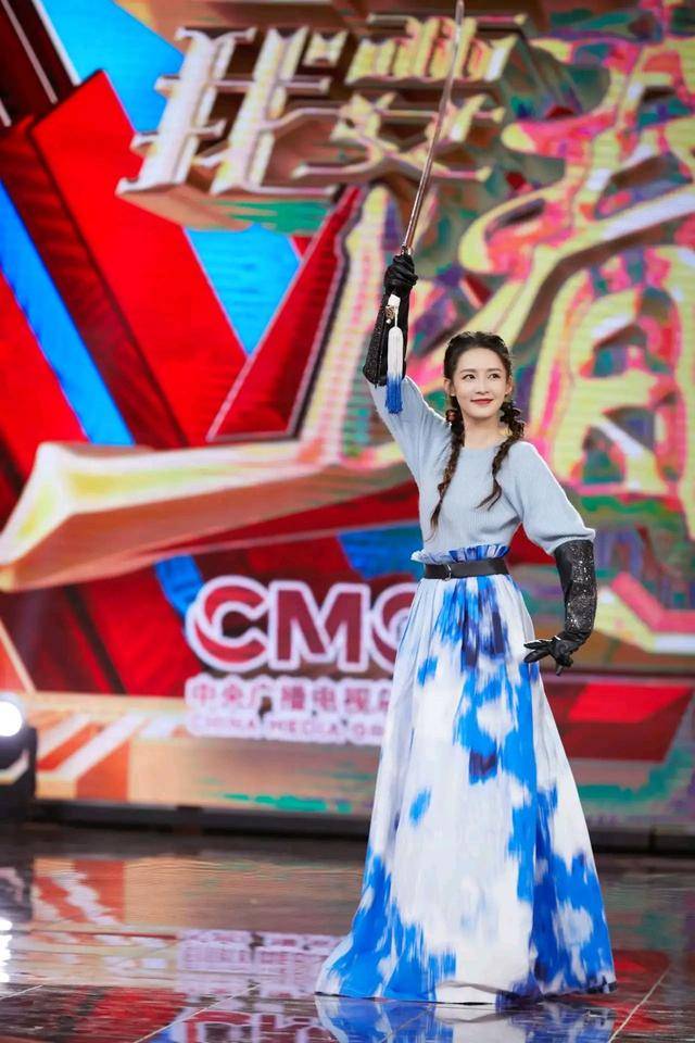 蓝色|李沁身穿蓝色毛衣搭配扎染印花长裙，双马尾鱼骨辩灵动俏皮。