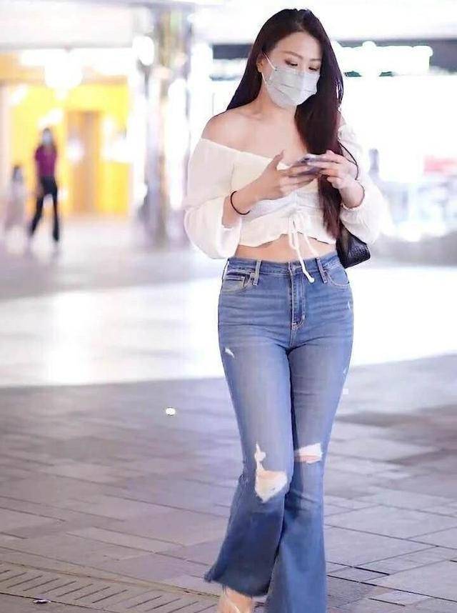 颈部|红白线条长袜搭黑色运动打底裤，撞色搭配吸引目光，潮范十足