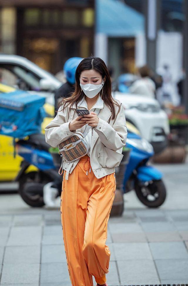 围巾|魅力动人的瑜伽裤装扮很有时尚感，显得身材妩媚动人，美感十足