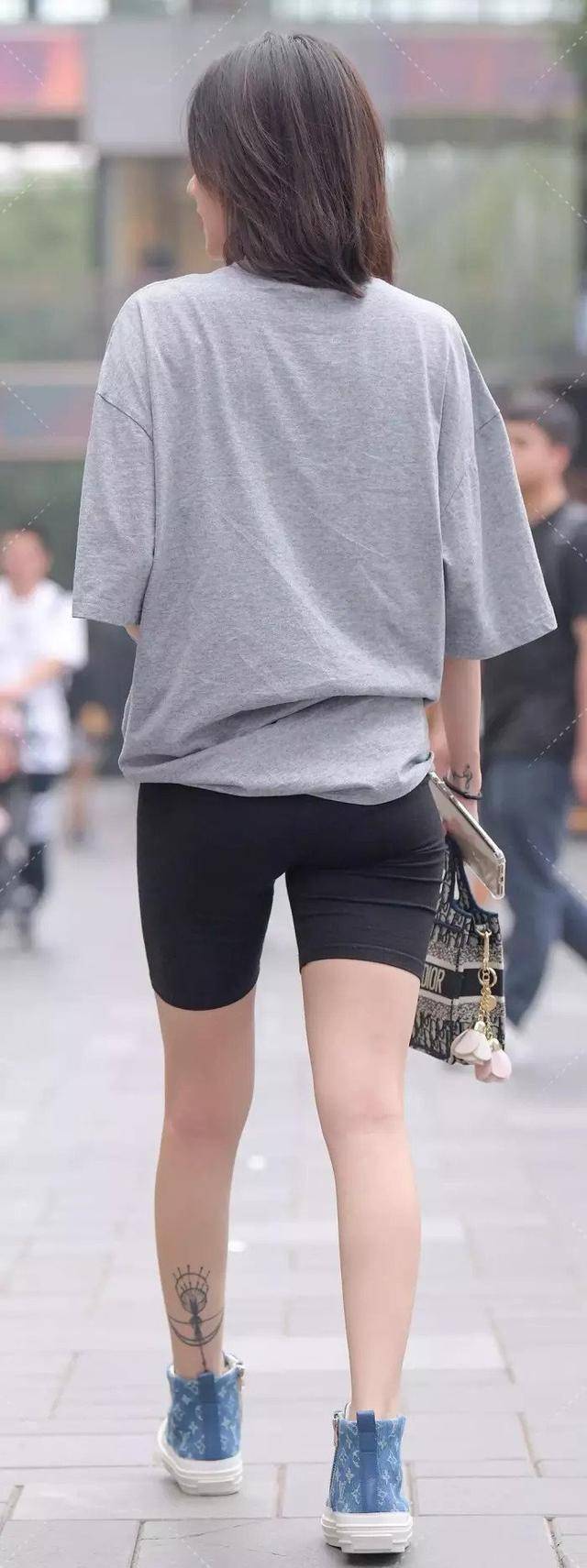 高跟鞋|黑色个性短袖搭配红色高跟鞋，网红风，走在街上更吸睛