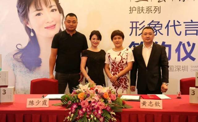 颜色|陈少霞都步入中年了，可婴儿肥看着挺嫩，穿旗袍丝毫不像富太太