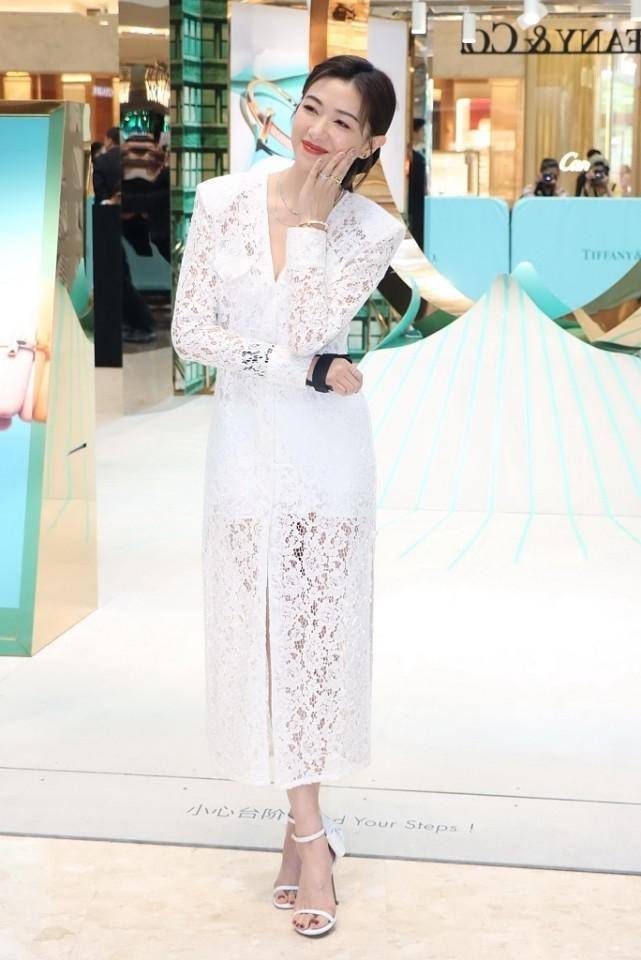身材|万茜骨感没肉穿衣随性，一身显胖白色套装，远看还是“女团”曲线
