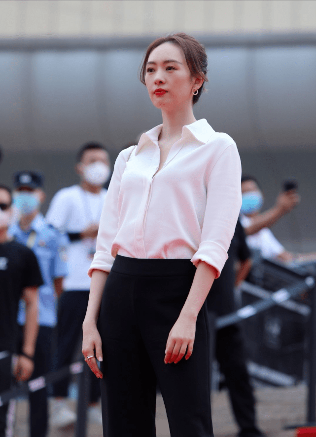 姚晨|童瑶胆子超大走红毯！学巩俐戛纳造型美上天，就姚晨翻车太尴尬