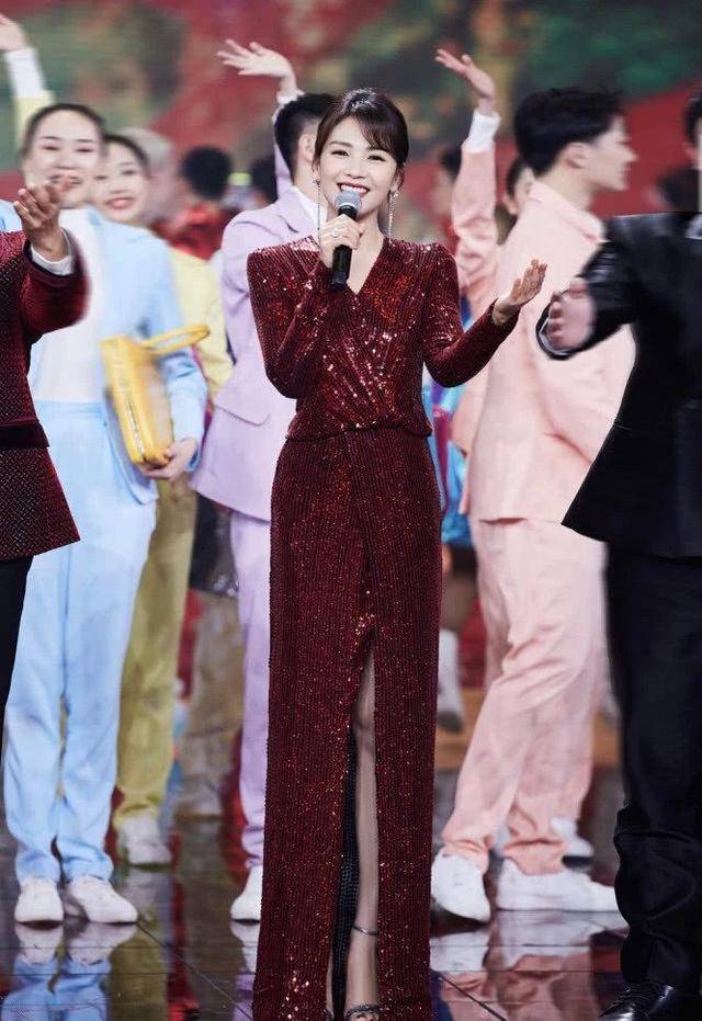 颜色|刘涛的原装五官太出众，穿绿色连衣裙配西装干练知性，飒爽大气