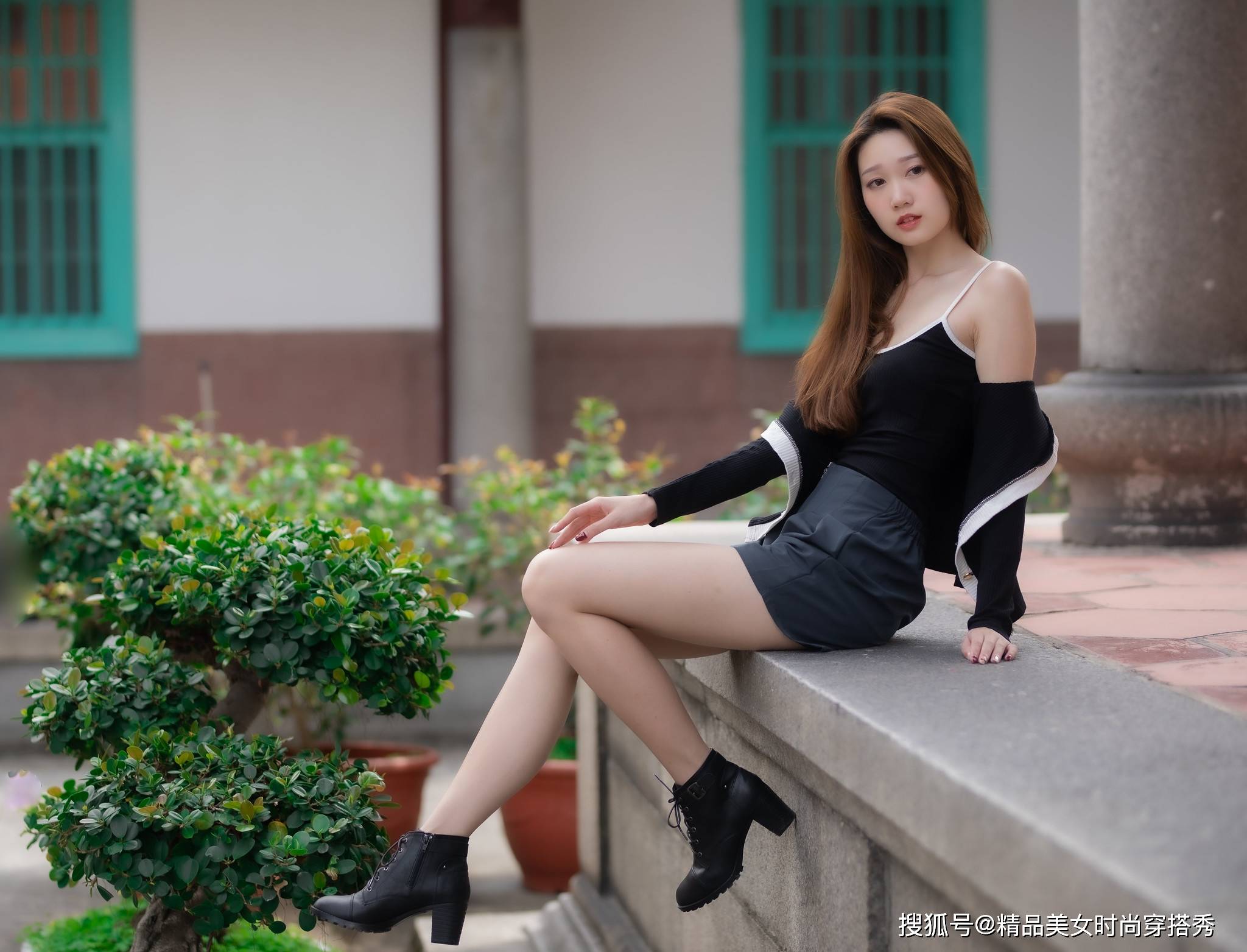 高跟|休闲的针织开衫内搭简约吊带，下搭高级灰色的休闲短裤，潮范十足