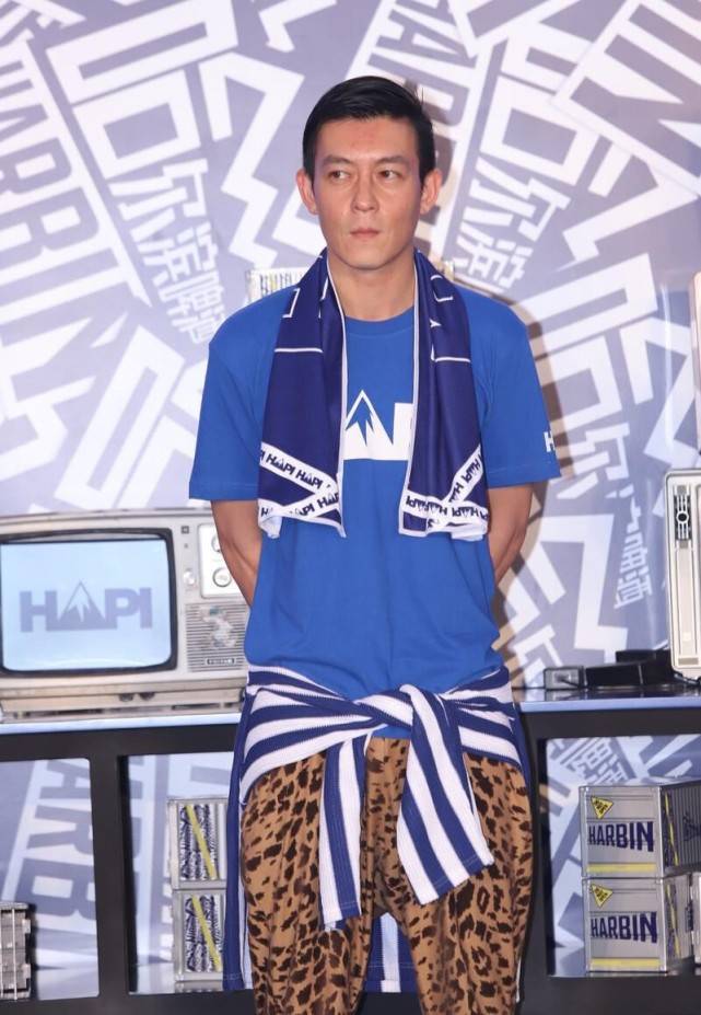 感觉|陈冠希老了也不甘落后，穿蓝色T恤配“奶奶裤”，还挺时髦的