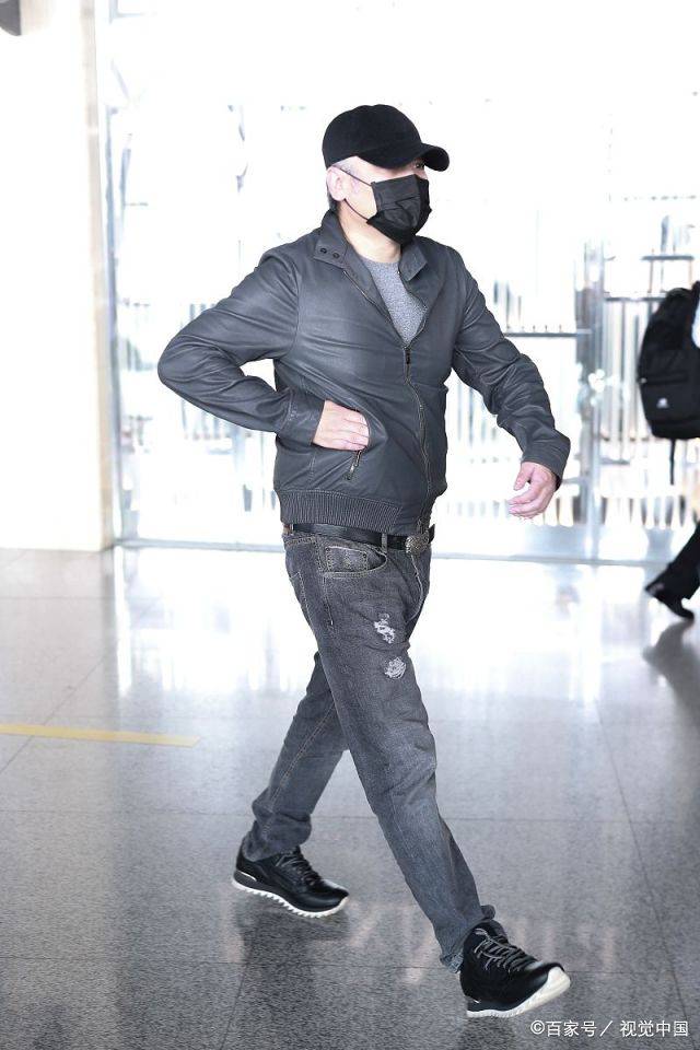 原创             52岁吴秀波机场显邋遢,穿皮衣拉链只拉一半,圆鼓鼓