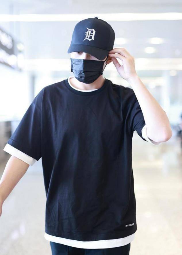 张彬彬|张彬彬不搞“油腻男”那一套，清爽T恤配短裤，肌肉紧实有男人味