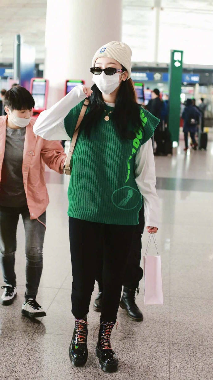 Skill|“凤凰传奇”玲花穿着真时髦，叠穿针织马甲造型减龄，看着挺年轻