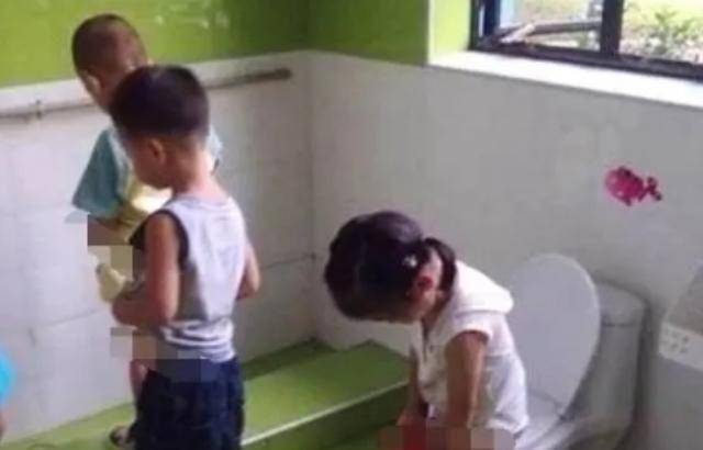 厕所|妈，我好痛，3岁女儿放学后抓着裤子，褪下裤子后母亲崩溃！
