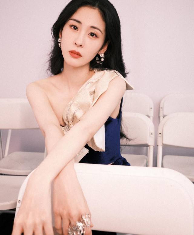 设计|张碧晨也太瘦了,穿露肩裙脖颈线条突出,一点不像是生过娃