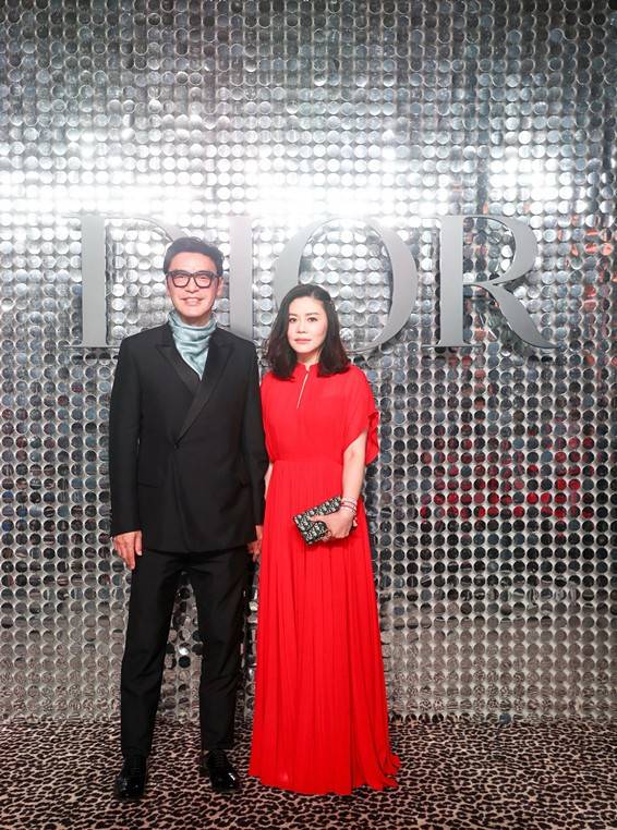 黑色|钟镇涛小12岁妻子太洋气，T恤下摆绑布条当裙子，意外灵动又时髦
