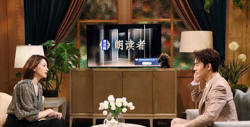 牛仔|董卿《朗读者3》杀青照曝光！手捧鲜花站C位，打扮朴素好接地气