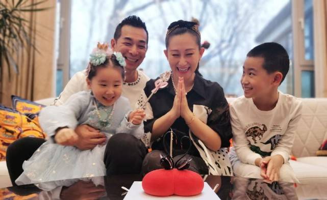 岁数|赵文卓一家好幸福,老婆张丹露气质高级,岁数一大熟女韵味更强