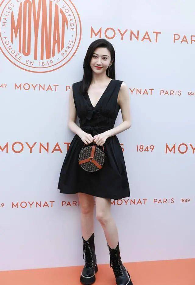 景甜|景甜有种复古美感，柳叶眉穿V领裙，一身黑尽显轻熟女人味道