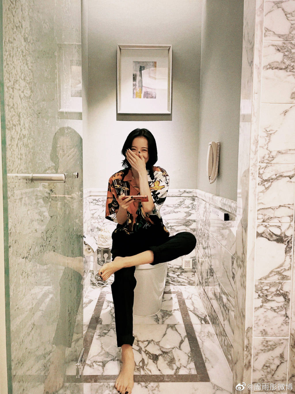 整体|职场穿搭要短裙配高跟鞋才迷人？周雨彤告诉你NO！