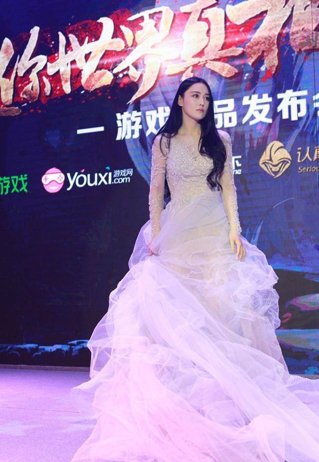 好身材|张馨予长得白穿衣自由,时髦礼服领子“开到胃”,白嫩肌肤真加分