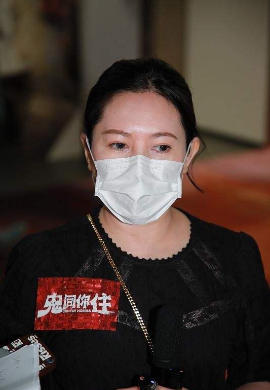 脸颊|李丽珍真老了，久违现身换新发型脸好臃肿，55岁颈纹抢镜手太粗糙