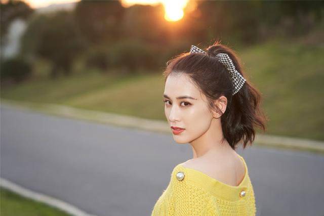 色调|黄圣依的身材属阔太圈top，穿针织衫薄背蛮腰，生俩娃依旧迷人