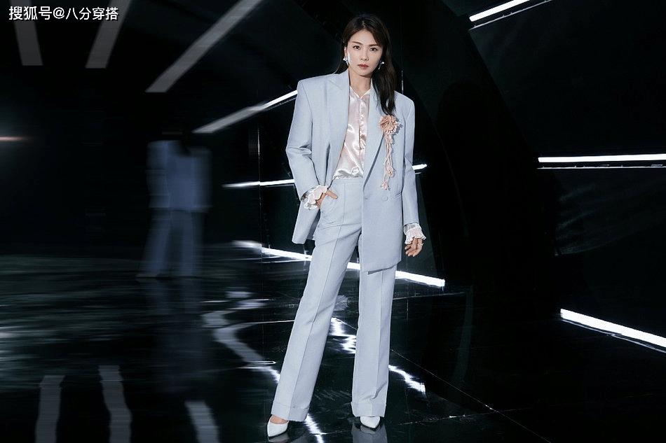 身材|江美仪太懂秀身材,穿红色西装干练潇洒,身姿挺拔不像49岁中年人