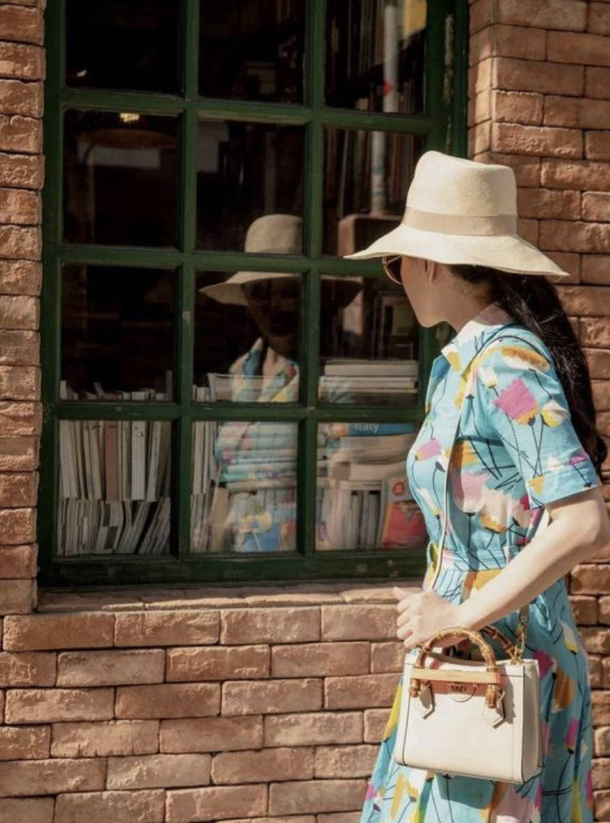 身材|章小蕙有名媛气质,穿碎花“大妈裙”也不俗气,看着不像快60的人