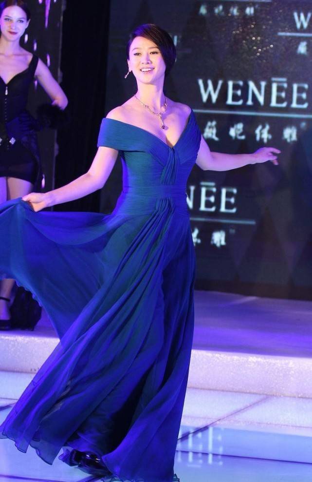 身材|翁虹的气质看着还挺高级的，可是礼裙穿得挺普通，显不出身材优势