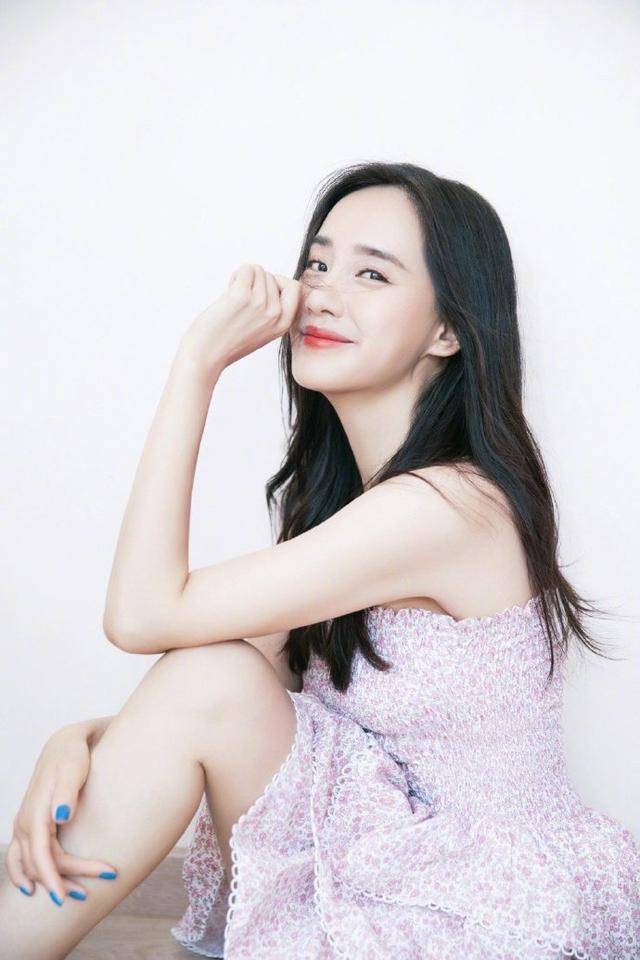 粉色|王智真乃“人间会穿”，穿抹胸碎花裙美回“夏雅”，谁看了不心动