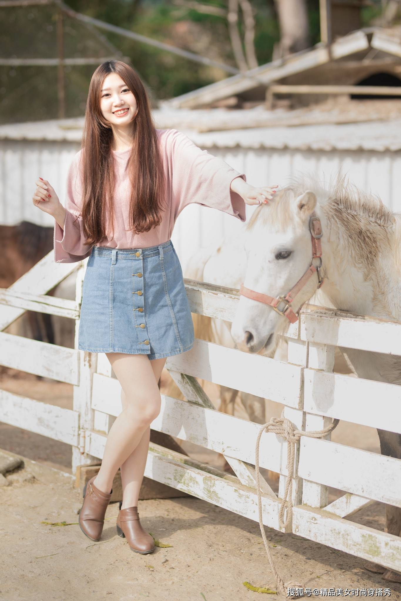 夏天|浅色的牛仔半裙，纽扣的设计，复古中又带点小清新，穿上它美美哒