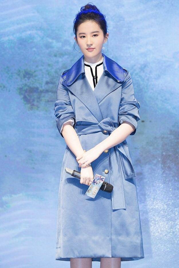 显得|刘亦菲扎丸子头搭配蓝色风衣美腻了！